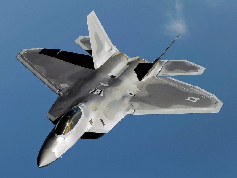 Истребитель пятого поколения США F-22