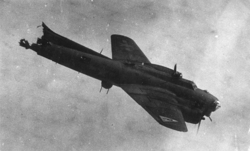 B17 летающая крепость подбитый