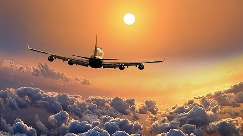 Самолет улетает в закат