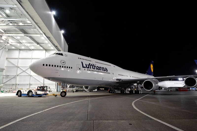 Самолёт Боинг 747 8