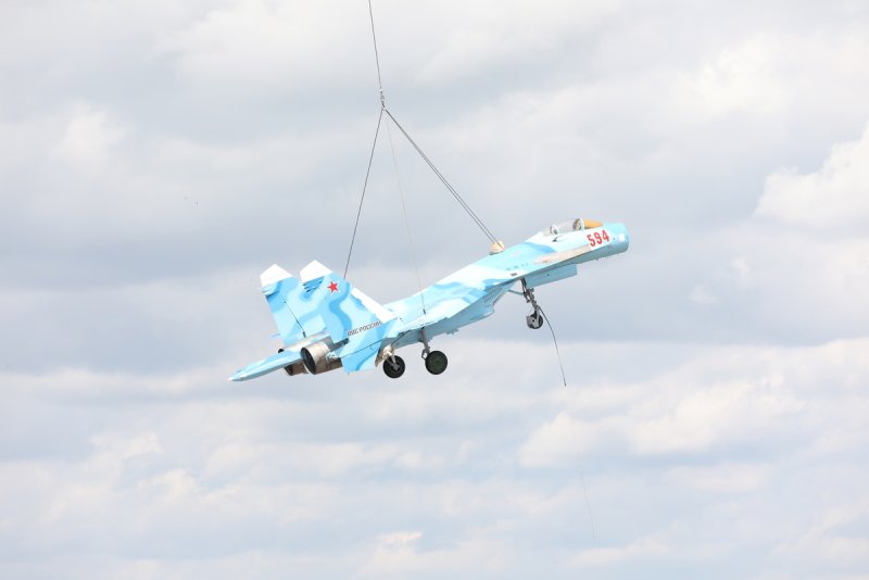 Ми-26 перевозит истребитель