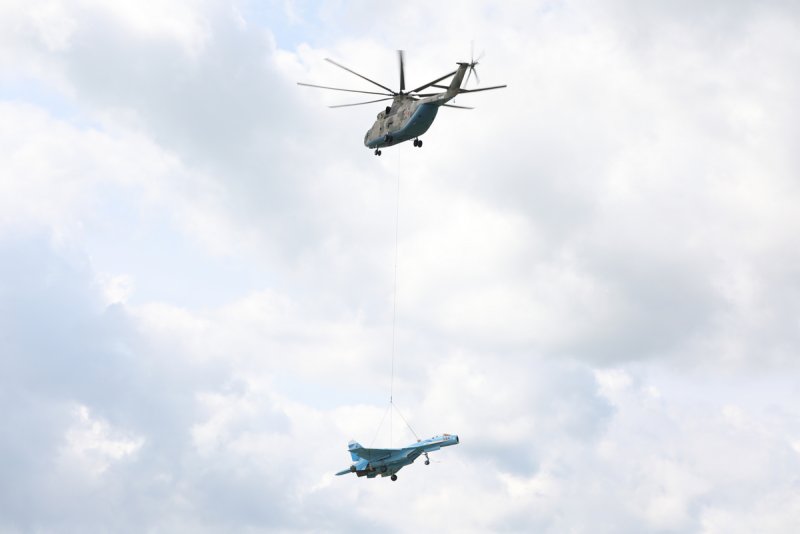 Ми-26 перевозит истребитель