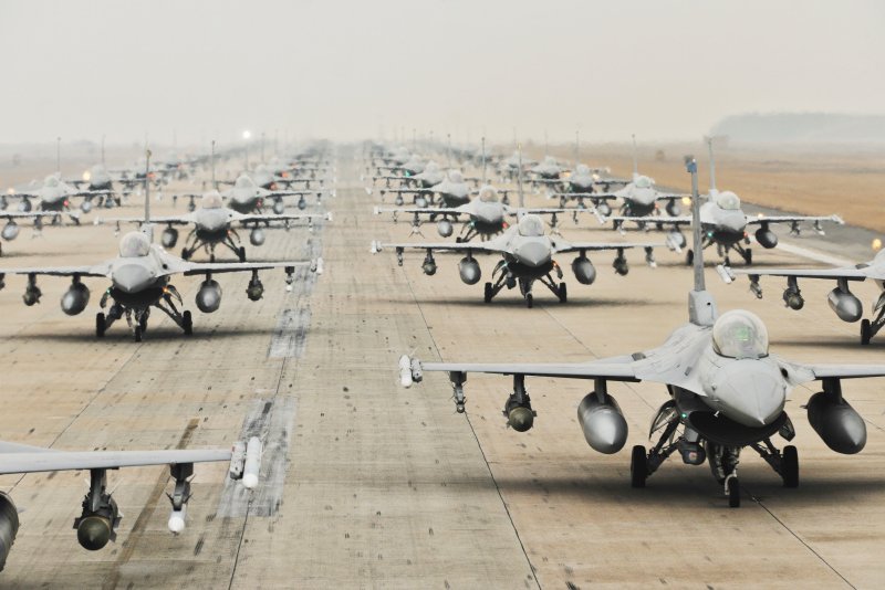 Военные самолеты США на авиабазе