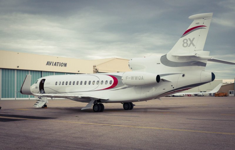 Бизнес Джет Falcon 8x