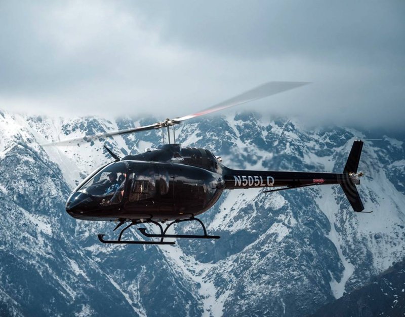 Посадка вертолёта Bell-505 в горах 2022 году