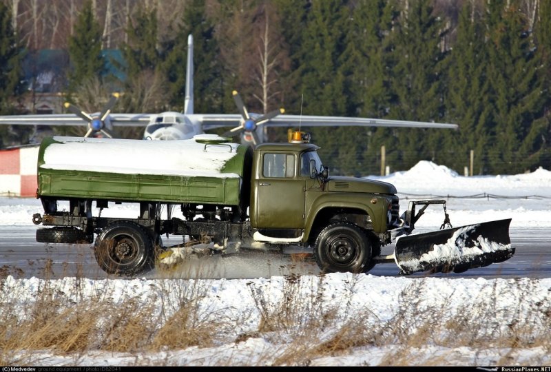 ЗИЛ 130 Аэродромный очиститель