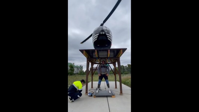 Вертолет поднимает самолет