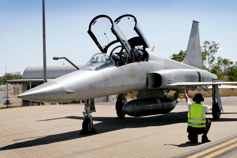Самолет ф-5ф