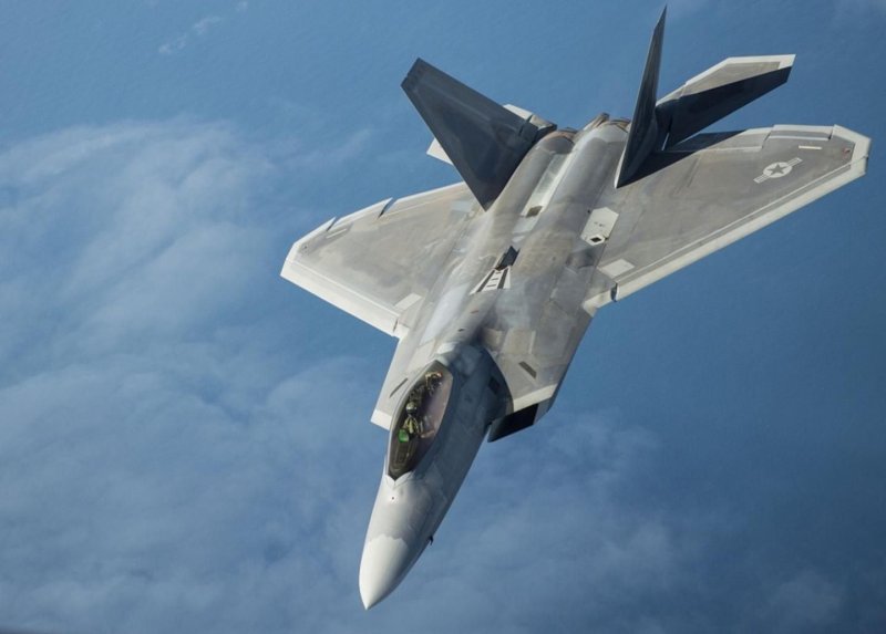 Американских истребителя пятого поколения f-22