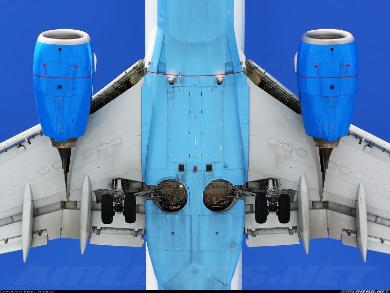 Боинг 737-800 снизу