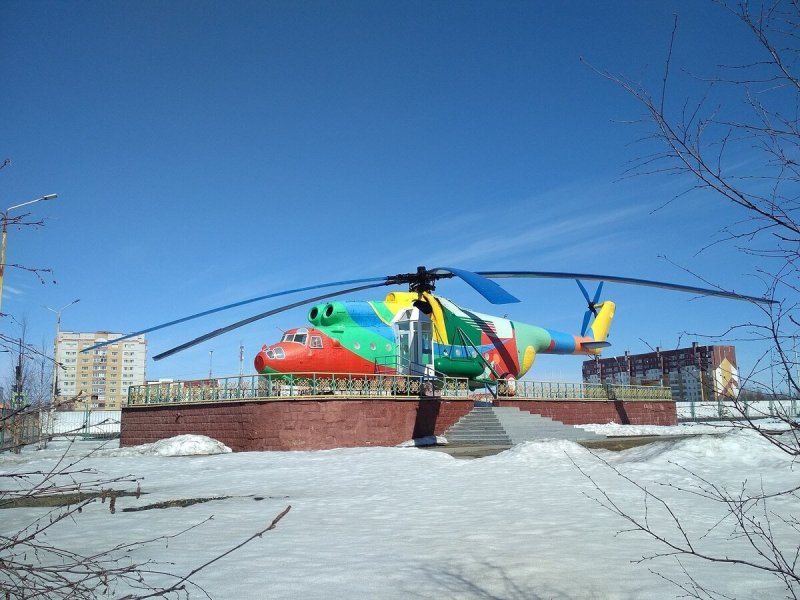 Вертолет в Усинске памятник
