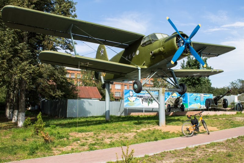 Памятник самолета АН-2