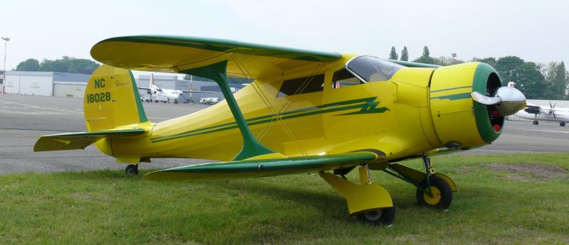 Биплан самолет Beechcraft 17