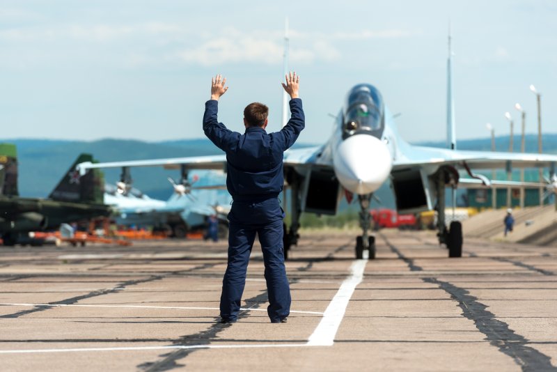 Военные летчики на аэродроме