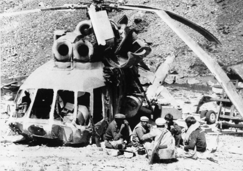 Подбитый вертолет ми-8 в Афганистане