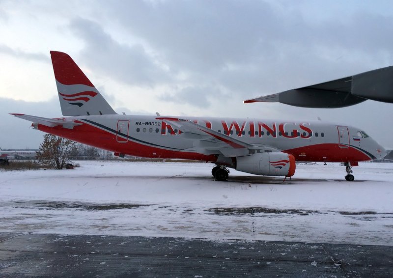 SSJ 100 ред Вингс
