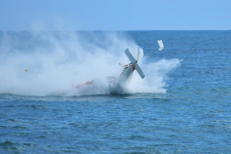 Самолёт падает в море