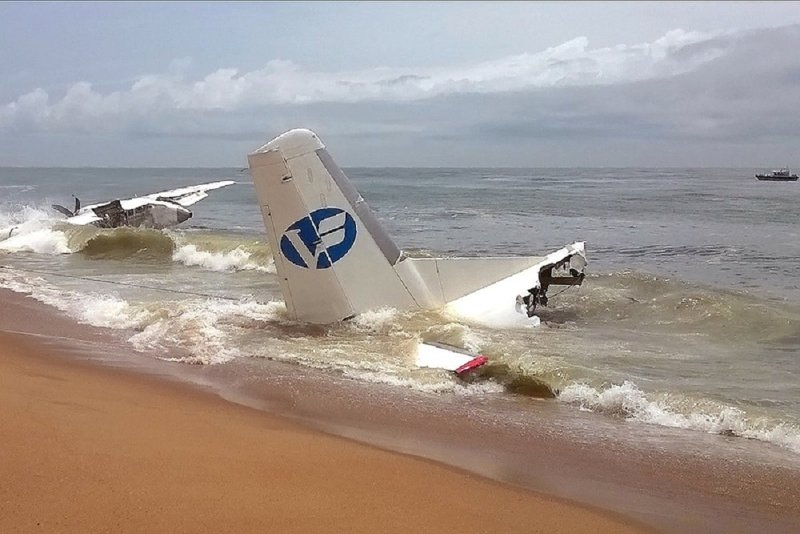 Обломки самолета в море