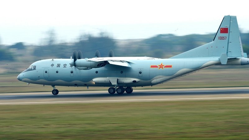 Y-8 военно-транспортный самолёт