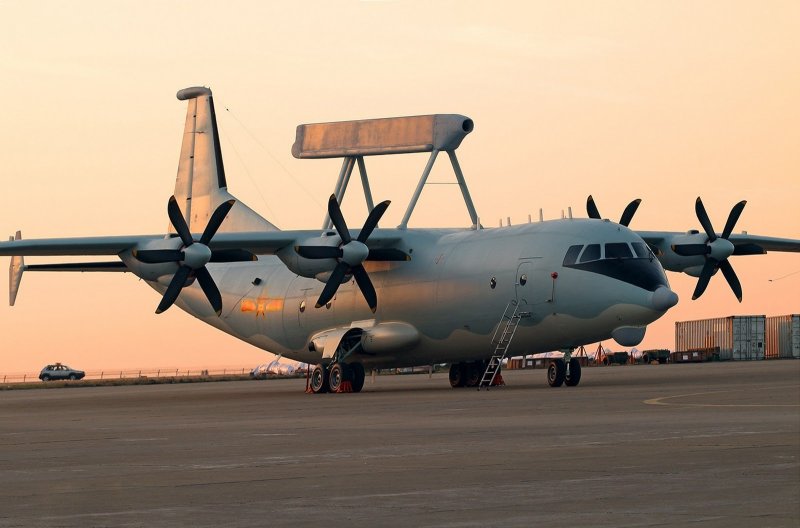 Shaanxi y-8 самолет