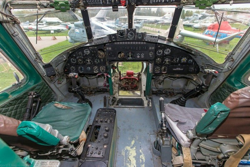 Кабина бортрадиста ми-6