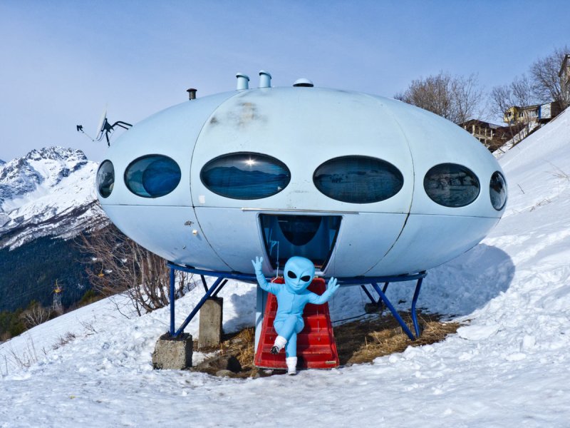 Гостиница летающая тарелка Домбай