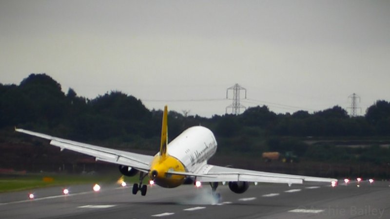 Airbus a320 landing
