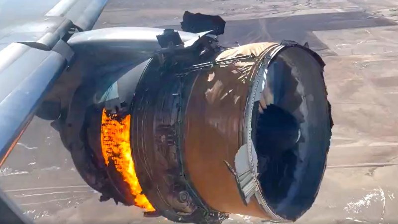 Боинг 777 горит двигатель