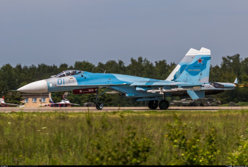 Тяжелый истребитель Су-27