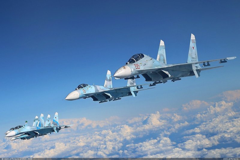 Су-27 двухдвигательный реактивный самолёт фото
