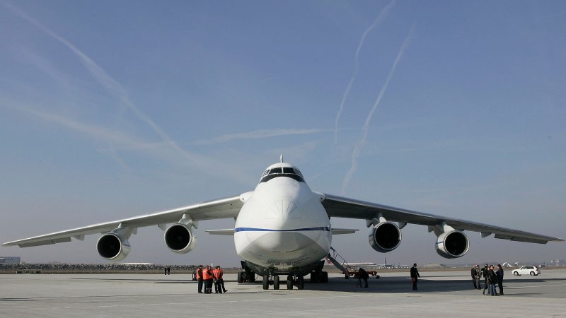 АН-124 Руслан вид спереди