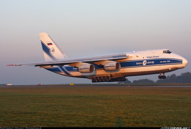 Грузовой самолёт АН-124 Руслан
