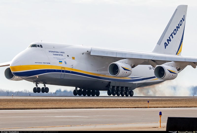 Самолет АН 124 100 Руслан