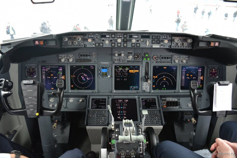 Кабина Боинг 737-800 приборы