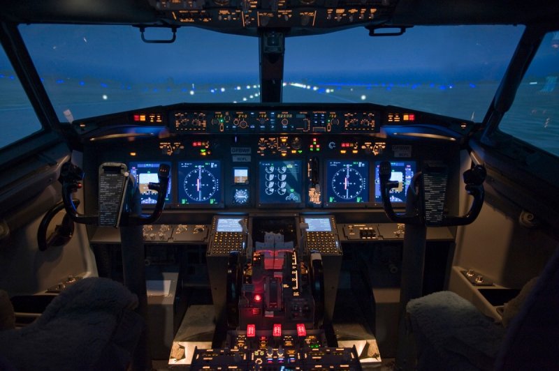 Кабина самолета Боинг 737 800