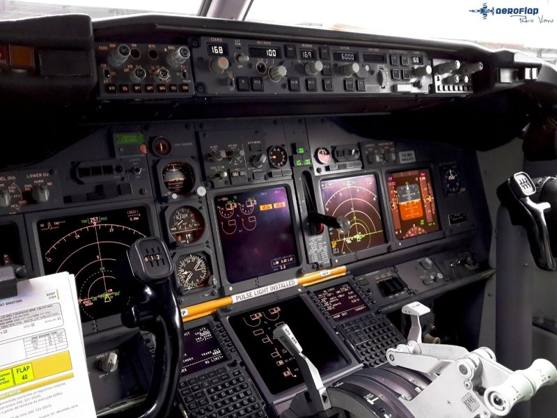 B737 700 Cockpit