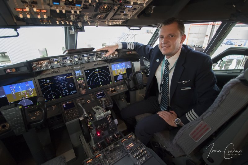 737 Max 8 кабина