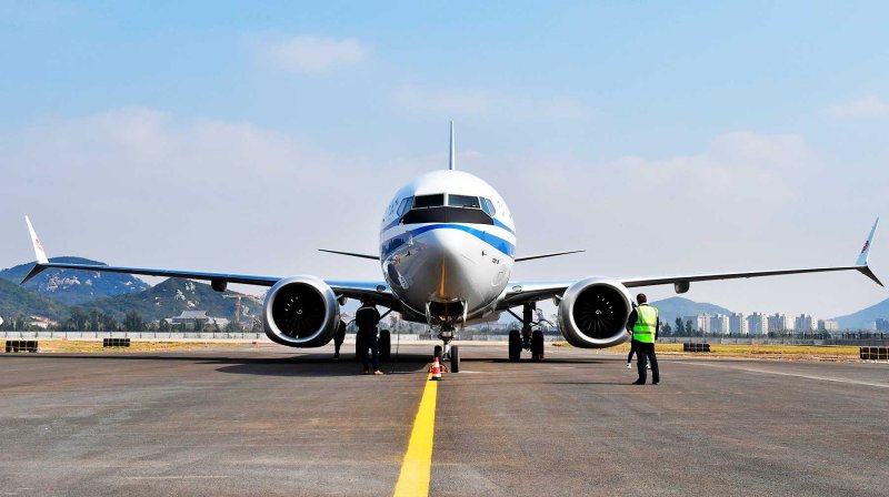 Садится Боинг 737