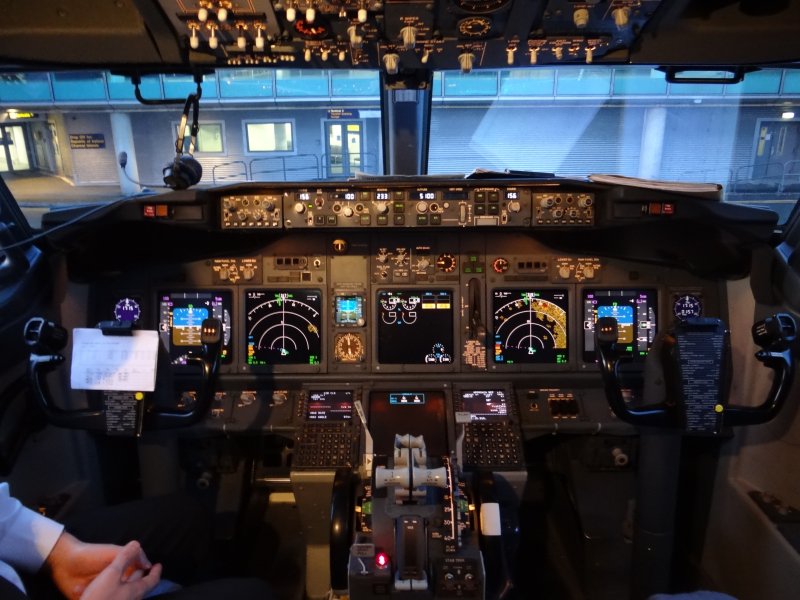 Кабина самолета Боинг 737 800