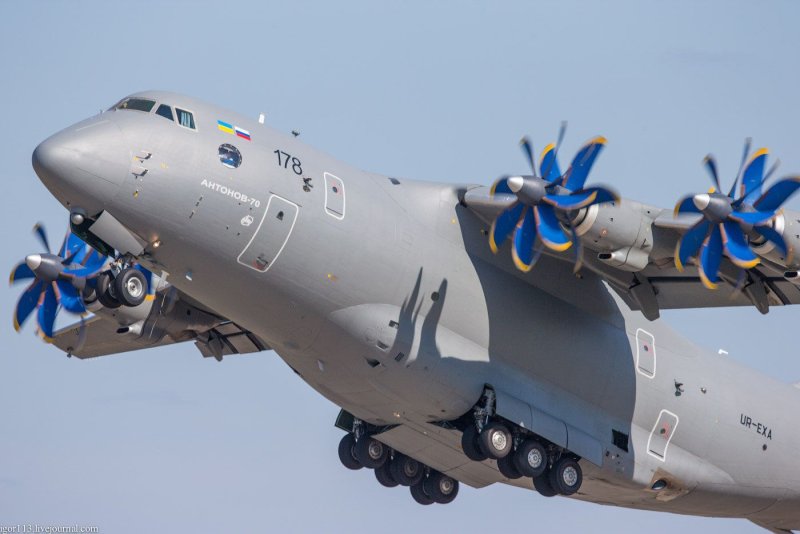 АН-70 военно-транспортный самолёт