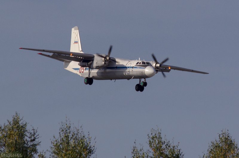 Самолет АН 26 В небе