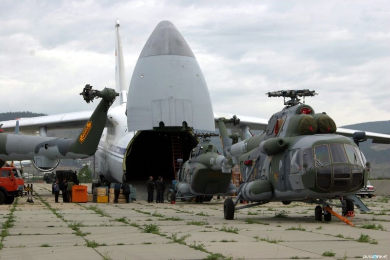 Погрузка вертолета в АН 124