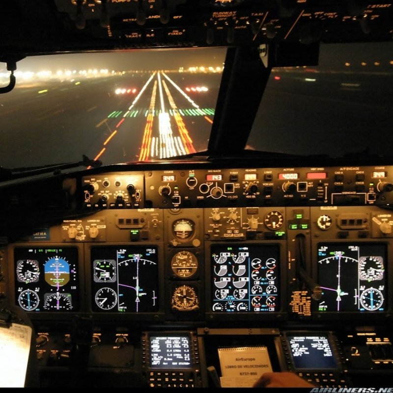 Вид из ночной кабины пилота Boeing 737