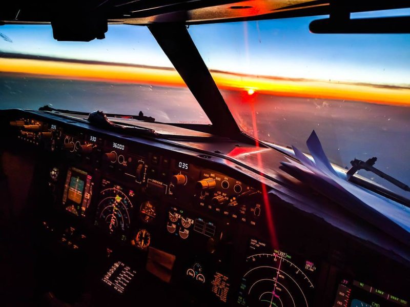 Вид из ночной кабины пилота Boeing 737