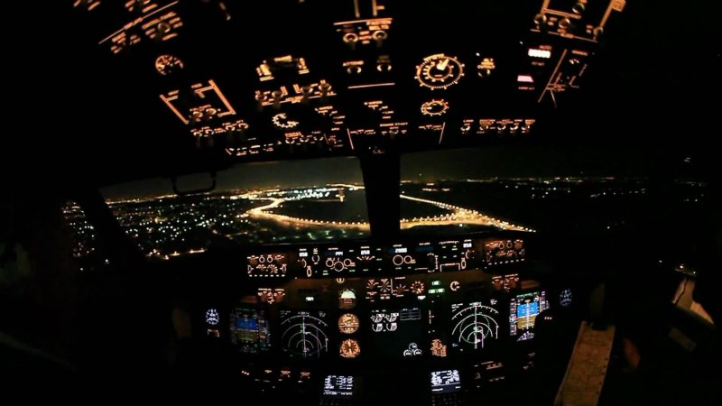 Кабина Боинг 737 ночью