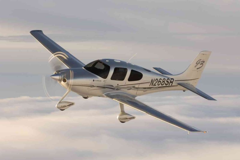 Самолет Cirrus высокоплан