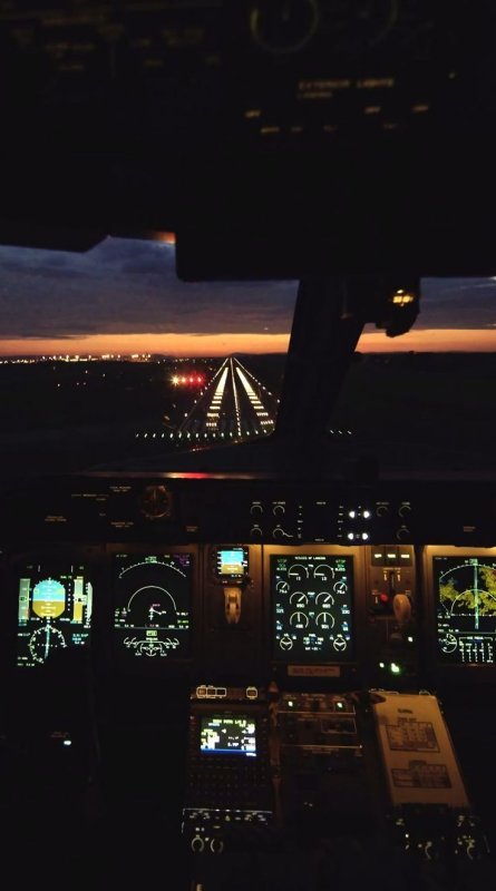 Кабина Боинг 737 посадка в Бари