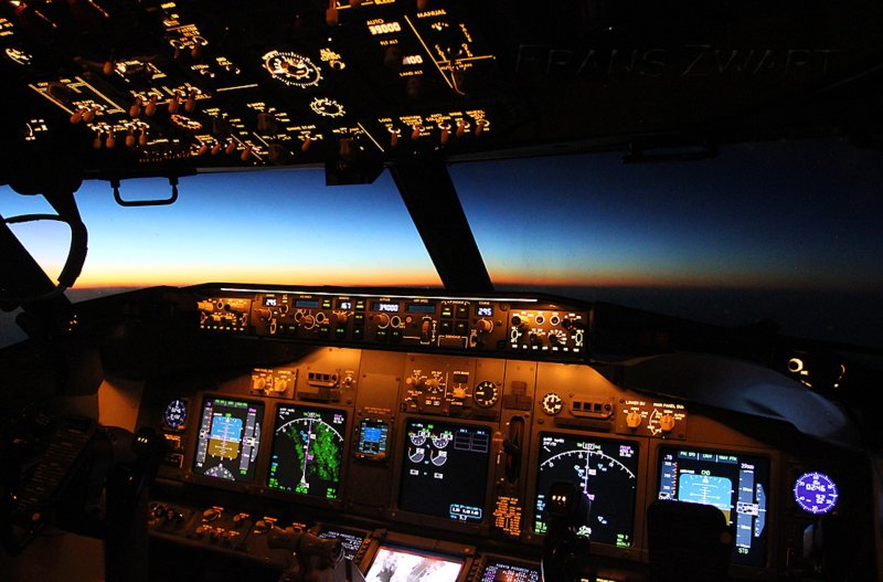 Кабина пилота Боинг 747 ночью