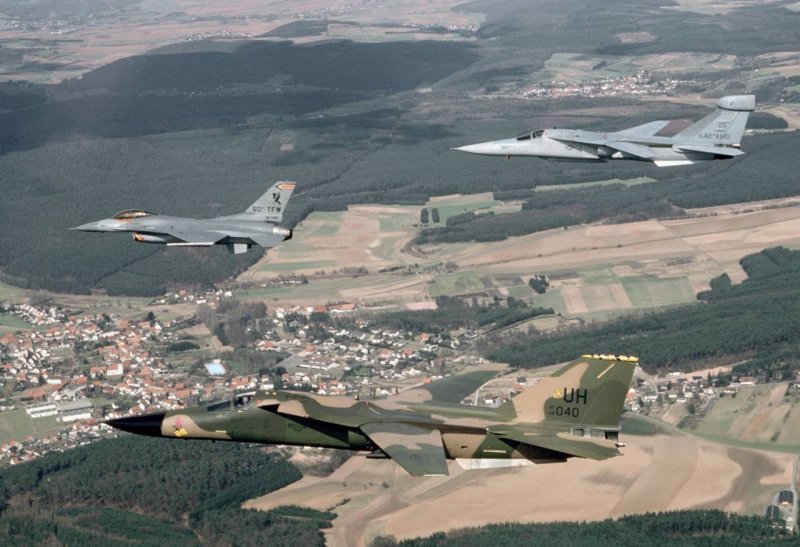 Тактический бомбардировщик f-111