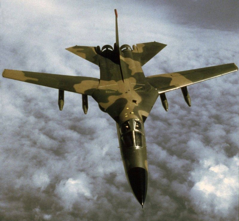 Бомбардировщик f-111f